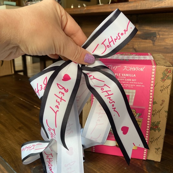 Betsey Johnson 4 pc Body Care Set Maple Vanilla - New In Box - Gift Set Box - Picture 10 of 11